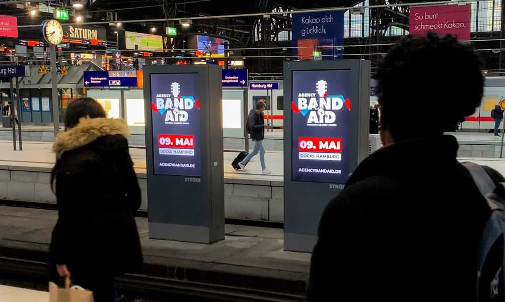 Out Of Home Werbemittel für das Agency Band Aid 2019 am Hamburger Hauptbahnhof